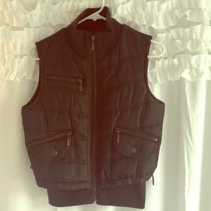 🥳 2/$8 sale- Women’s brown zip up puffer vest.